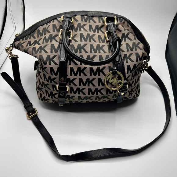 Authentic MK signature handbag , Gently Used shoulder strap included - Picture 2 of 2